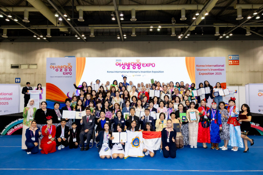 지난 24일 일산 킨텍스에서 막을 내린 '2025 세계여성발명대회'에서 수상자들이 기념촬영을 하고 있다. 특허청 제공